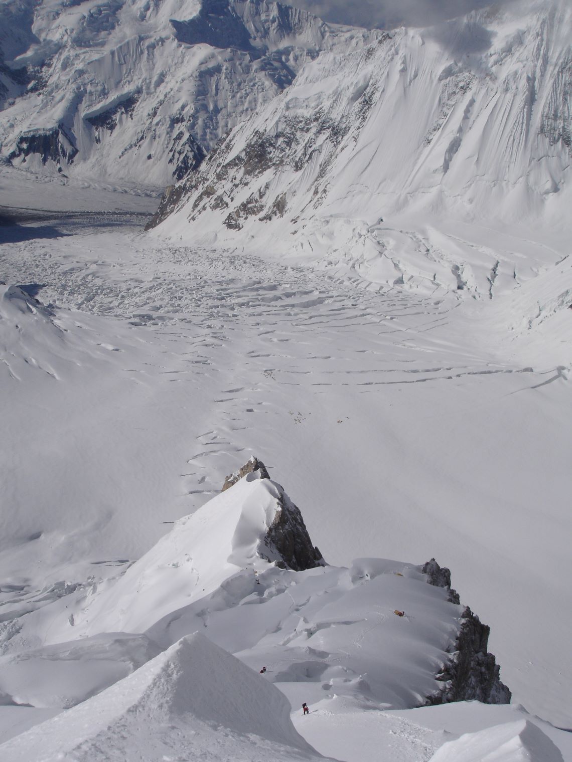Climbing route between camps 2 and 3 on Gasherbrum 2